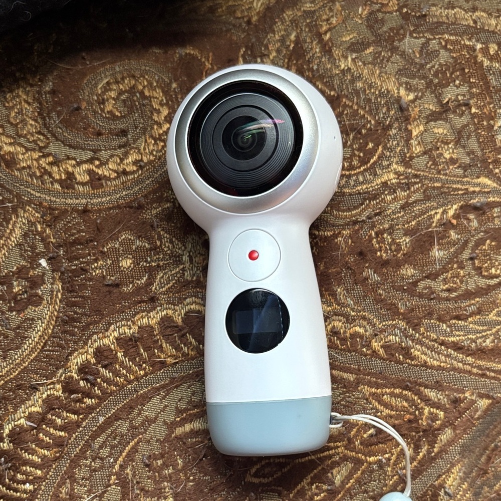 Samsung Gear 360 4K VR Camera - Picture 1 of 3